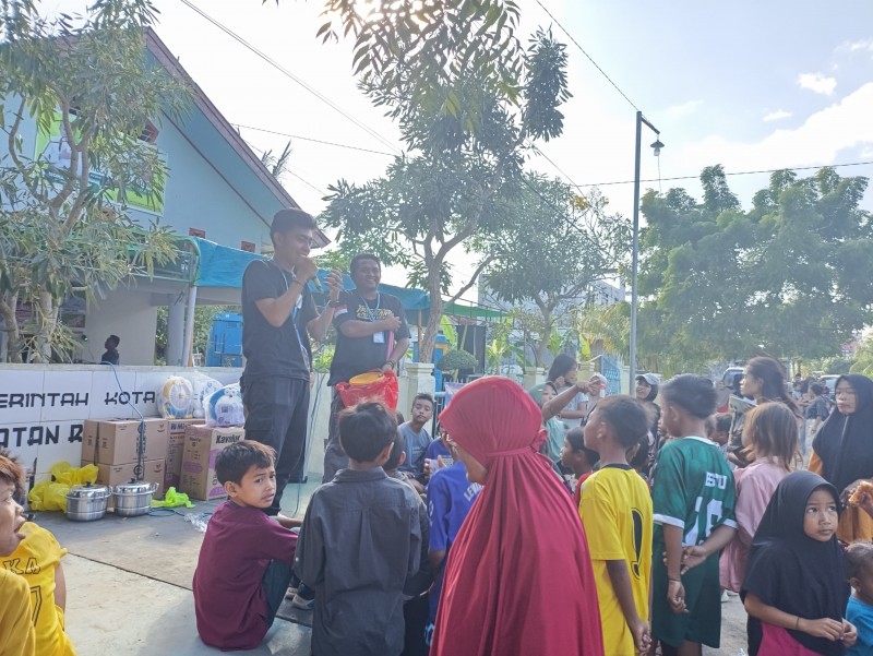 Foto Suasana Heboh saat Pembagian Doorprize Senam Pagi di Kelurahan Tanjung